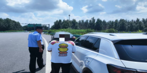 南岗分局长江路公安检查站服务救助  过往车辆和群众