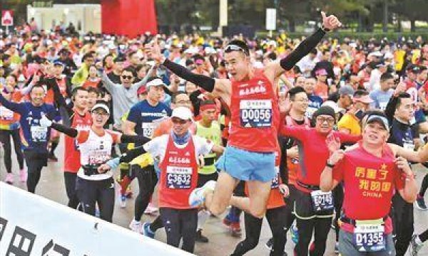 马拉松风靡中国 带动地方旅游热度增长