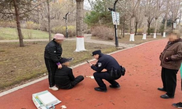老人生病躺倒路边，通河公安及时救助！