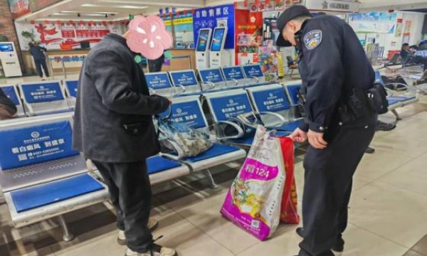 守护受伤女孩就医、帮助行动不便农民工  东莱街派出所民警温情救助暖民心